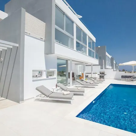 Alana פרוטאראס